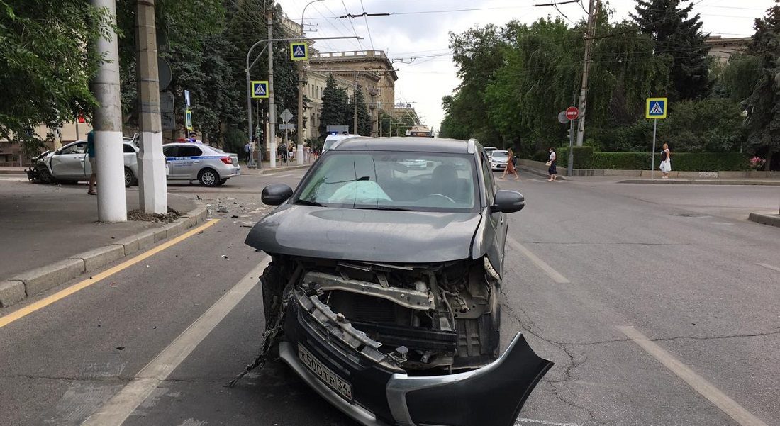 В центре Волгограда рывок на красный закончился жесткой аварией 