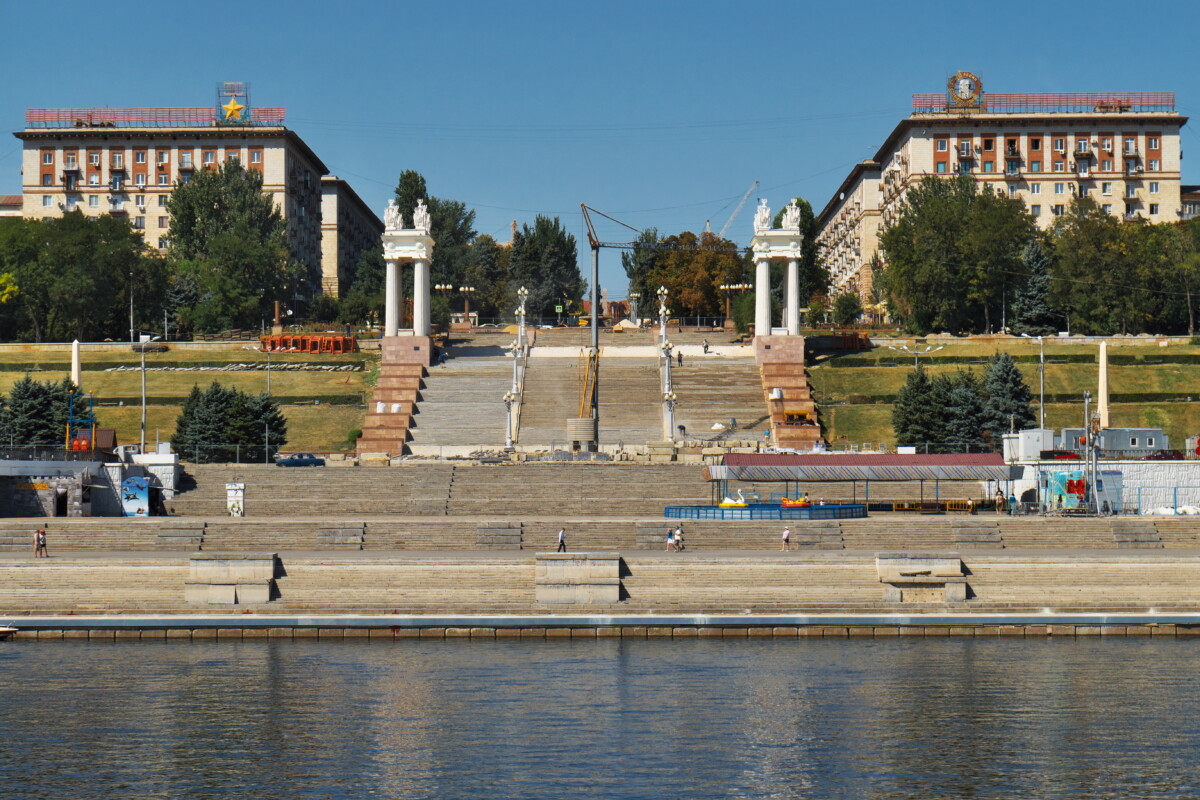 Набережная волгоград пропилеи. Центральная набережная волгограда. Волгоград 13 сентября. Город волгоград. Ливень в волгограде.