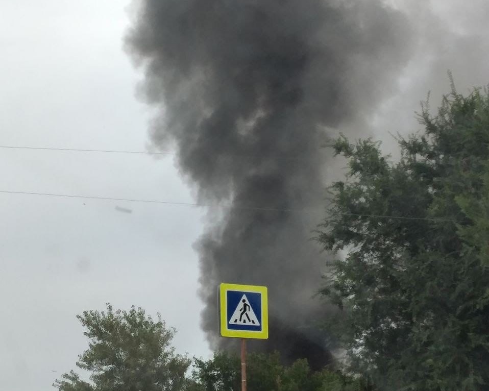Очевидцы засняли объятое огнем строение в частном секторе Волгограда