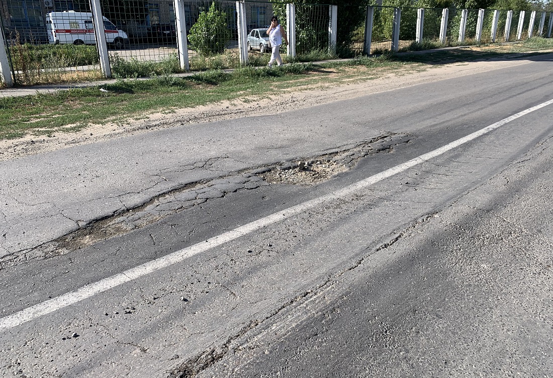 «Кто ж так делает?»: важная улица под Волгоградом стала позором дорожников