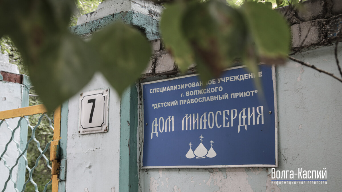 «Государство должно больше помогать детям»: известный футболист Дмитрий Булыкин посетил Дом милосердия в Волжском
