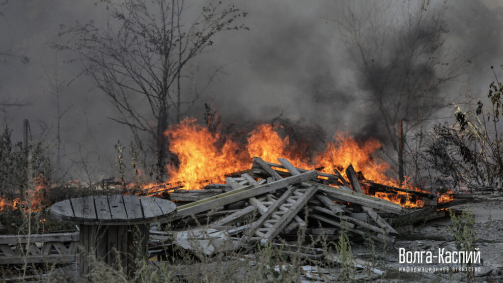 Пожарные тушат огонь у «Волгоград-сити»