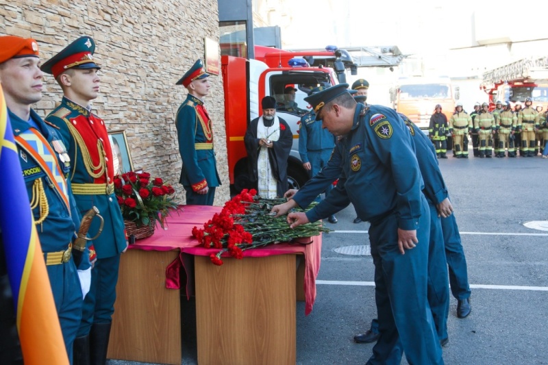 Волгоградские спасатели почтили память погибшего главы МЧС России