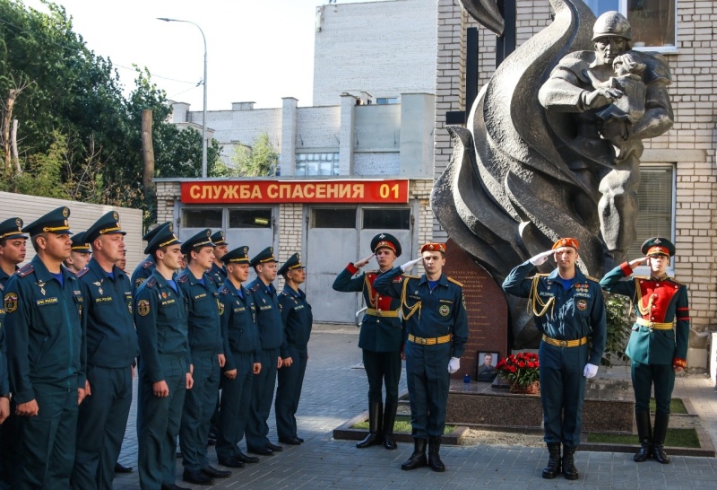 Волгоградские спасатели почтили память погибшего главы МЧС России