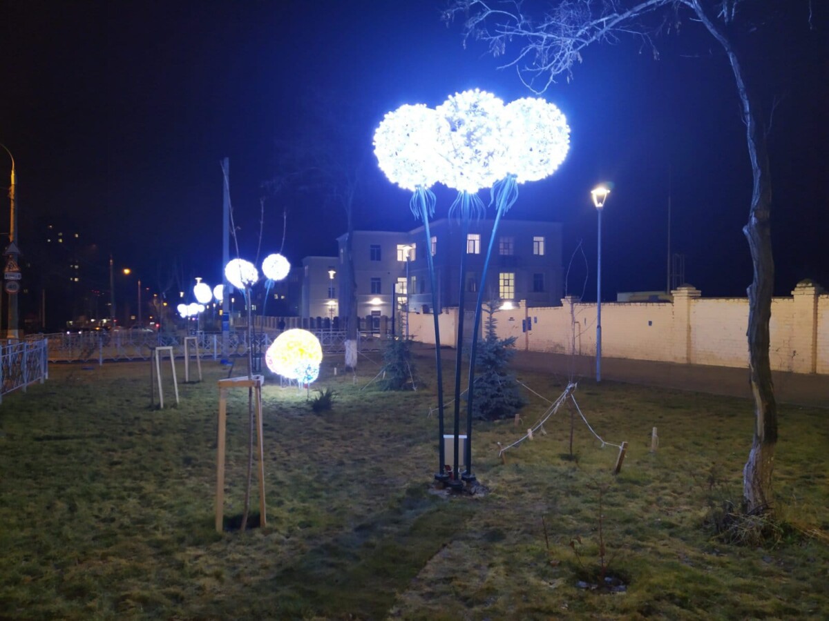 Одну из улиц Волгограда украсили трехметровые светящиеся «одуванчики»
