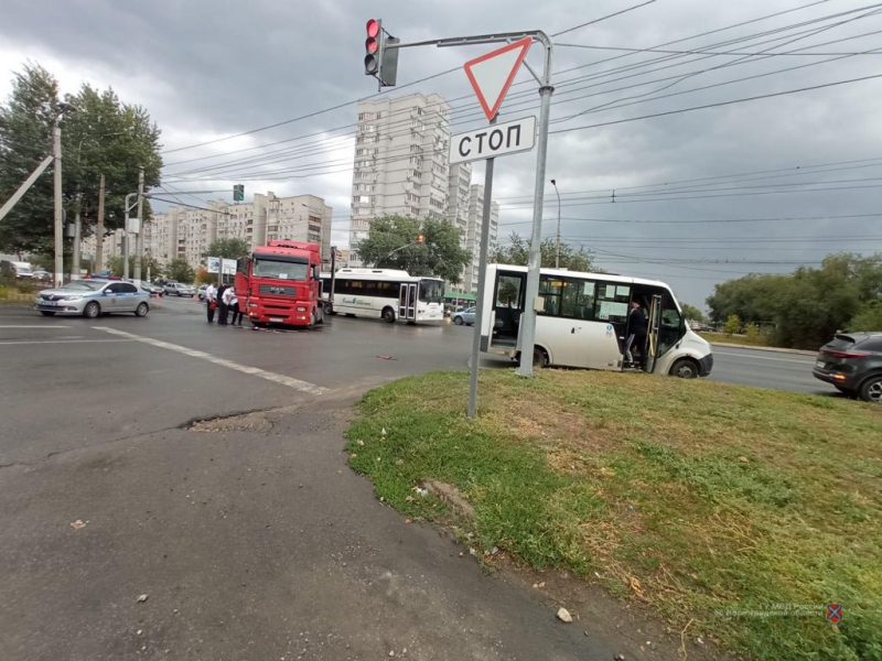 В Волгограде большегруз протаранил маршрутное такси: есть пострадавшие