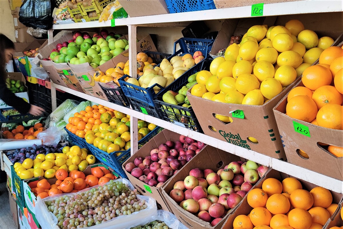 С астраханского рынка вывезли около 30 тонн подозрительных овощей и фруктов