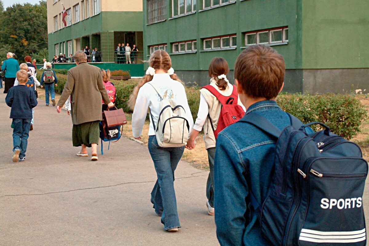 Школьники уйдут на каникулы. Школьники идут в школу. Школьники Эстонии. Дети идут в российскую школу. Занятость подростков.