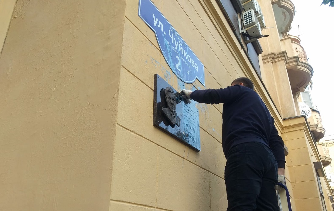 В Волгограде ищут осквернителей памятной доски в честь губернатора Ивана Шабунина