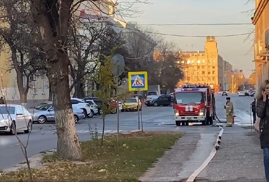 Был без сознания: в центре Волгограда пожарные спасли мужчину из горящей квартиры