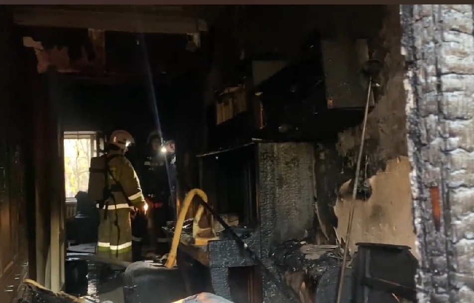 Был без сознания: в центре Волгограда пожарные спасли мужчину из горящей квартиры
