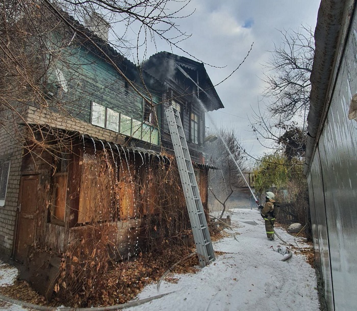 «Кто-то выползал, кто-то выходил»: в Волгограде загадочно загорелся дореволюционный дом
