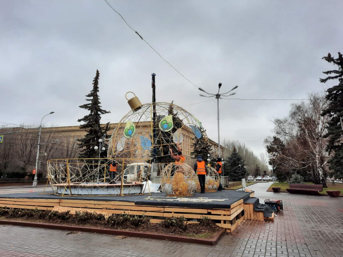 Центр Волгограда украсили гигантским елочным шаром, танцующей парой и ангелами
