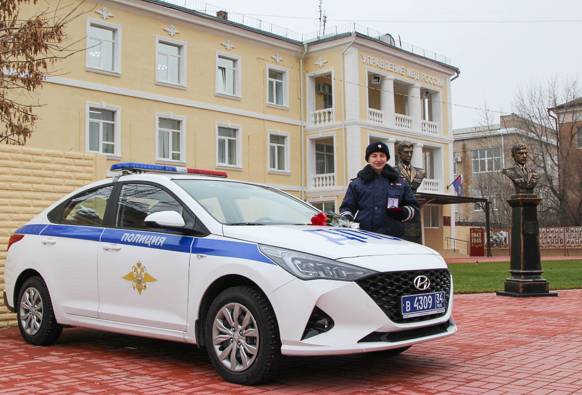 За погоню со стрельбой девушку-инспектора из Волжского наградили премией и  новым служебным авто