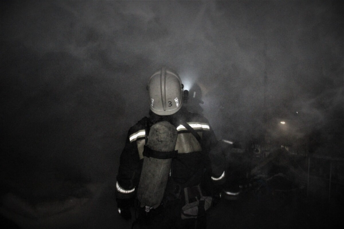 Из-за полыхающей квартиры в центре Волгограда пожарные эвакуировали 20 человек