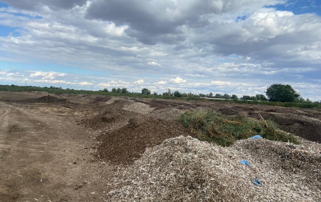 В Астраханской области птицефабрика завалила поле куриным пометом