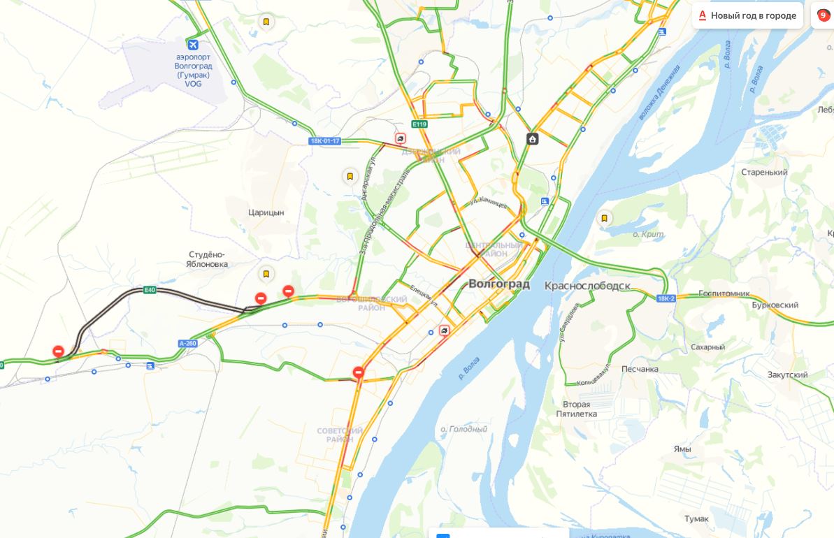 В Волгограде из-за снежного коллапса ограничили въезд грузового транспорта