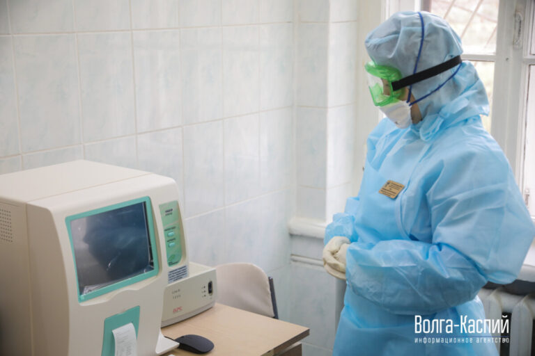 Впервые в Волгоградской области сообщили о более 800 зараженных COVID-19 за сутки пациентах