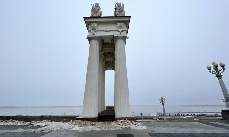 «Ничего изменить нельзя»: в Волгограде голуби законно гадят на главный символ набережной