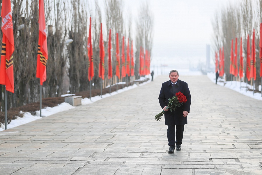 В Волгограде Андрей Бочаров в одиночестве почтил память защитников Сталинграда