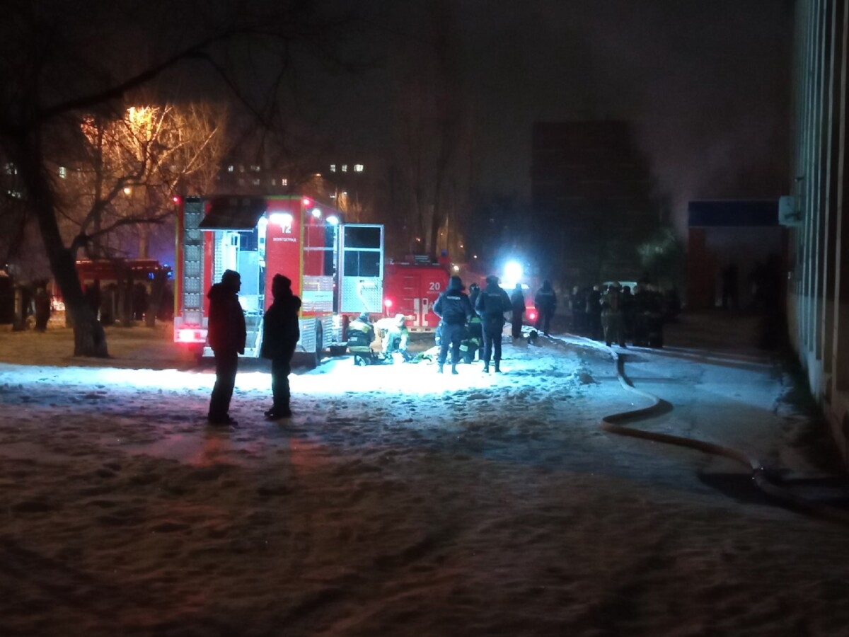 В Волгограде пожарные тушат школу № 56