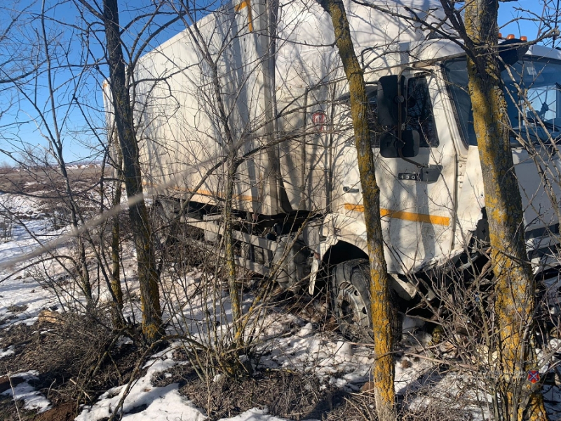 На юге Волгограда в разорванной от удара «Ладе» погиб молодой водитель