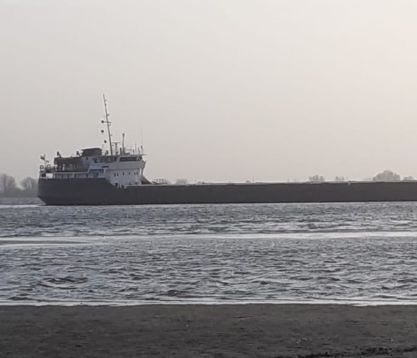 Севший на мель теплоход возвращают в порт Астрахани