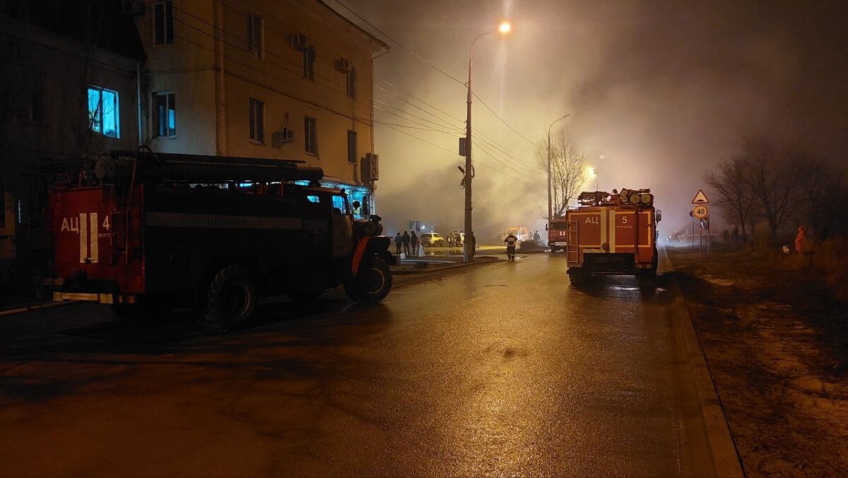 К тушению крупного пожара на канатном заводе в Волгограде привлекли 17 единиц техники