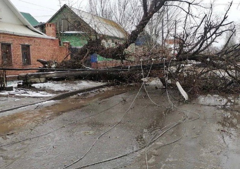 Такого не было никогда - после шторма в Астрахани нет конца сломанным опорам ЛЭП
