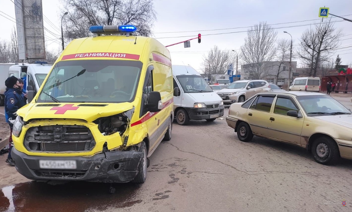 В Волгограде в ДТП с каретой скорой помощи пострадали двое