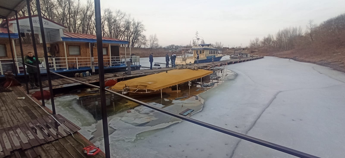 Под Волгоградом затонул теплоход областного совета профсоюзов