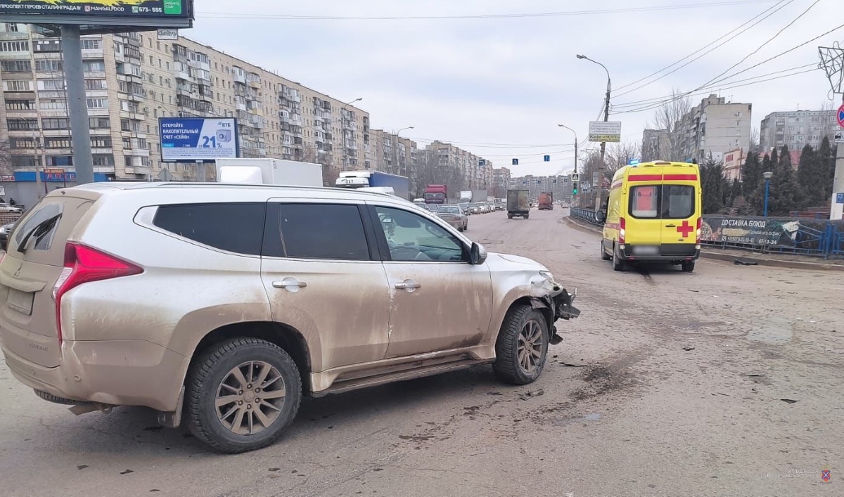 В Волгограде в ДТП с каретой скорой помощи пострадали двое