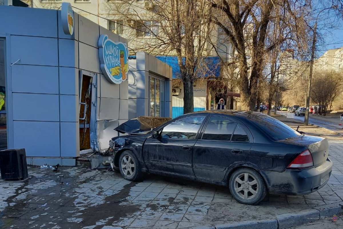 В Волгограде при столкновении иномарки и киоска пострадала 4-летняя девочка