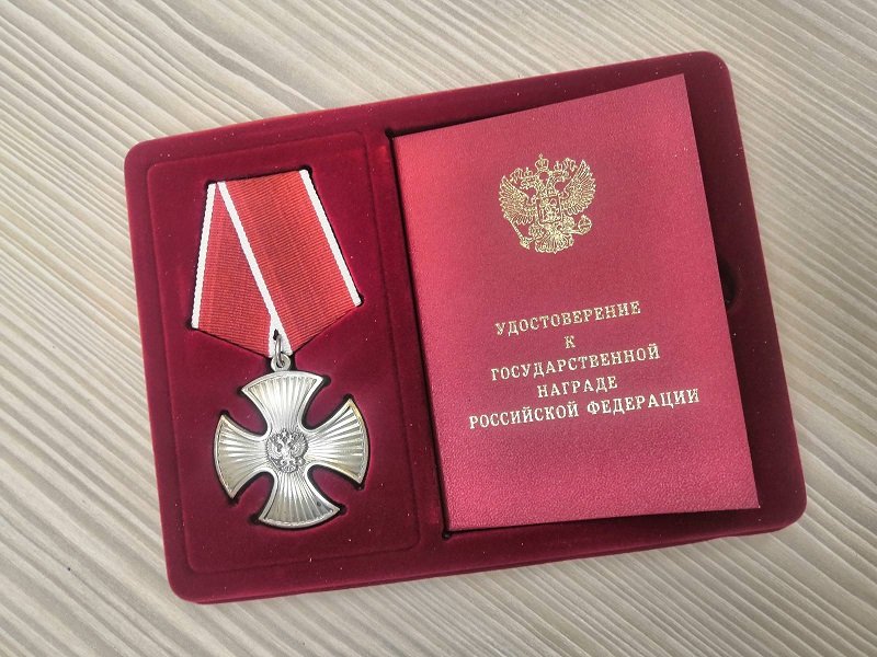 Под Волгоградом родителям погибшего на Украине ефрейтора передали Орден Мужества