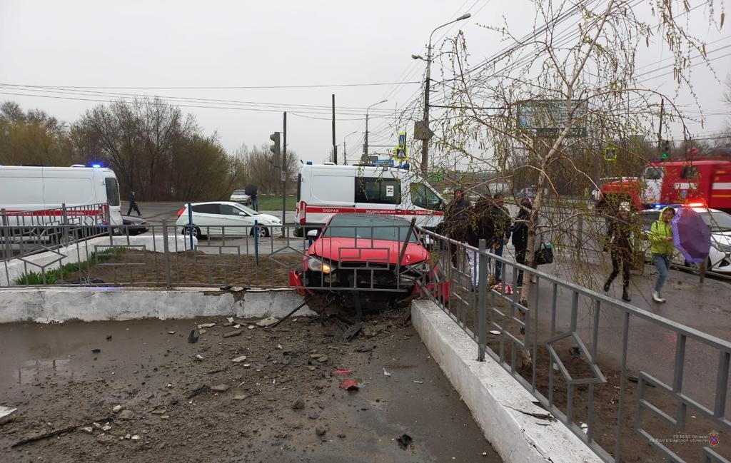 Ранним утром в Волгограде красная «Ауди» переехала женщину на тротуаре