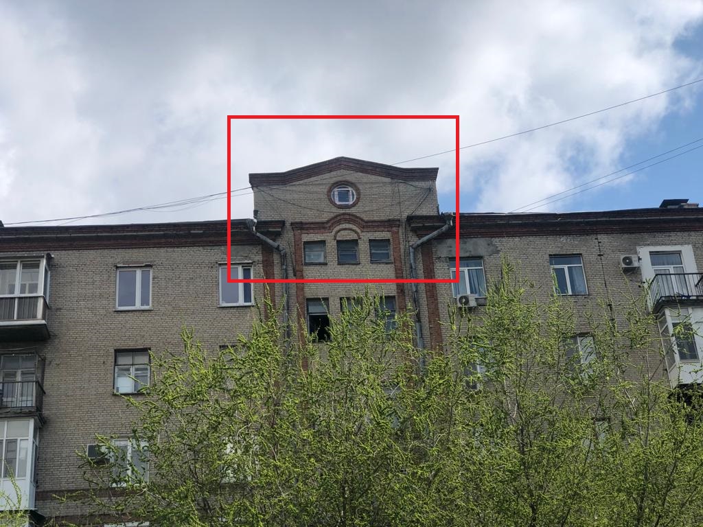 В Волгограде в круглые окна исторического дома вставили квадратные рамы