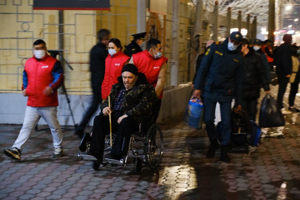 Ночью в Астраханскую область прибыло более 400 беженцев из Донбасса