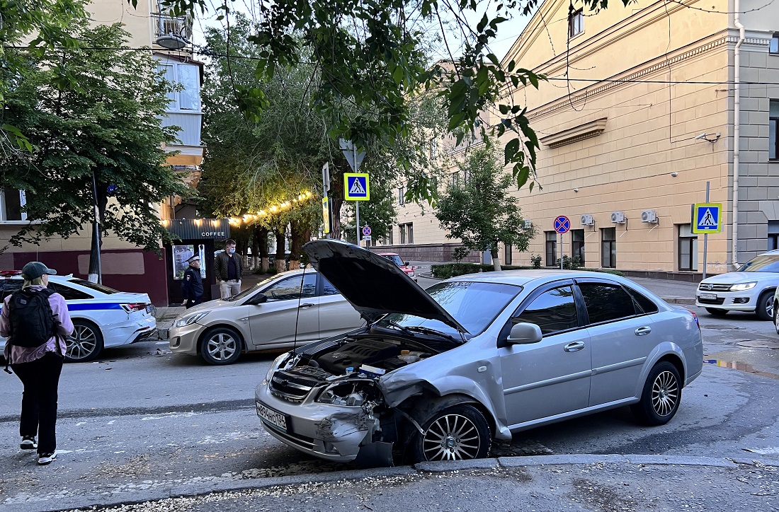 В Волгограде рядом с администрацией области столкнулись три авто