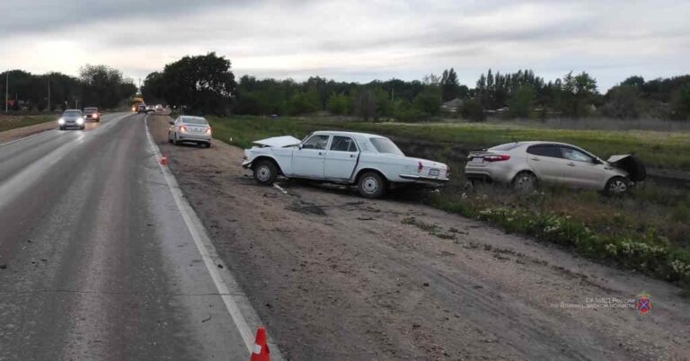 В ДТП под Волгоградом в страшной аварии погиб неустановленный водитель раритетной «Волги»