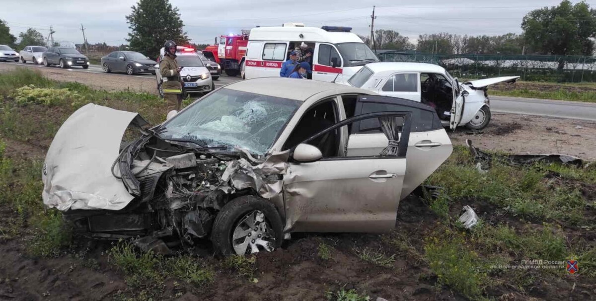 В ДТП под Волгоградом в страшной аварии погиб неустановленный водитель раритетной «Волги»