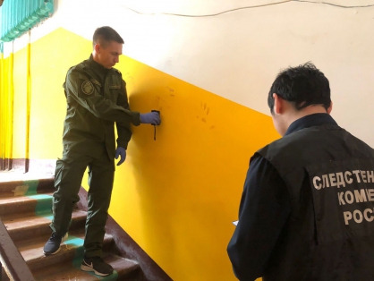 В Астрахани разъяренный сосед сбросил пенсионерку с лестницы
