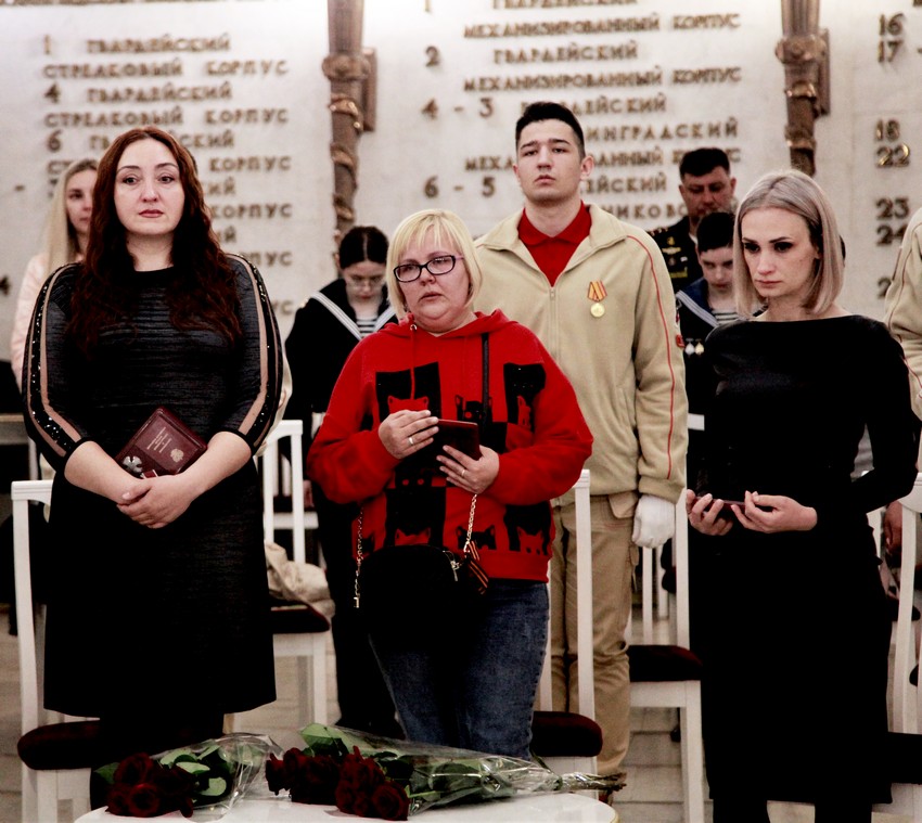 Под гимн и слезы: в Волгограде семьям погибших на Украине передали награды