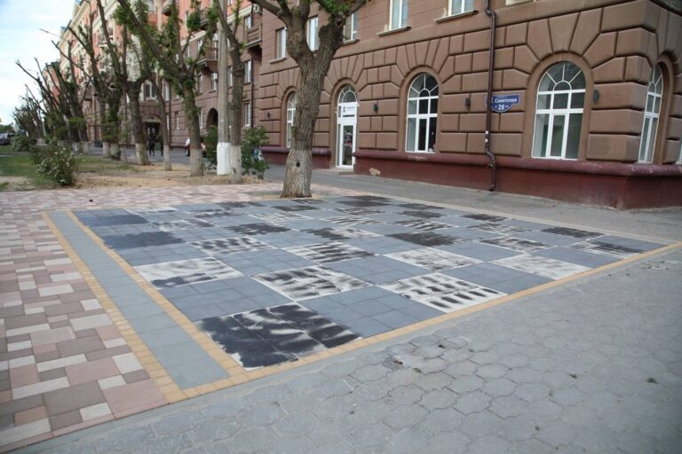 В центре Волгограда яркая дама изуродовала шахматную плитку