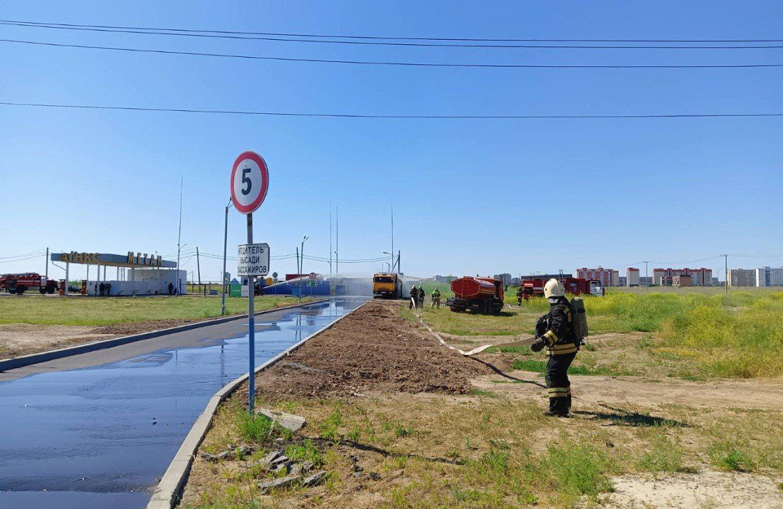 «Могло и лупануть»: опубликованы фото с места опасного пожара на автозаправке в Волжском