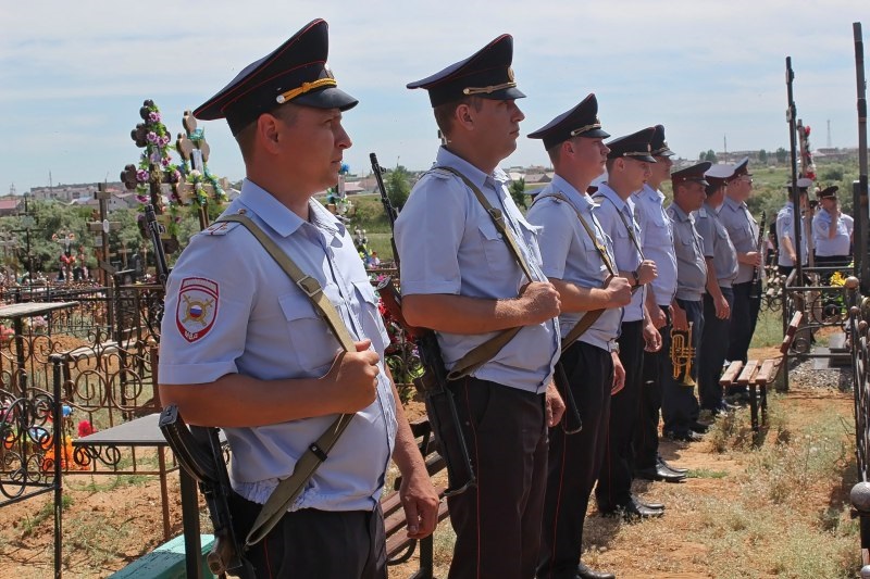 В Астрахани с почестями похоронили полковника полиции Евгения Гущина