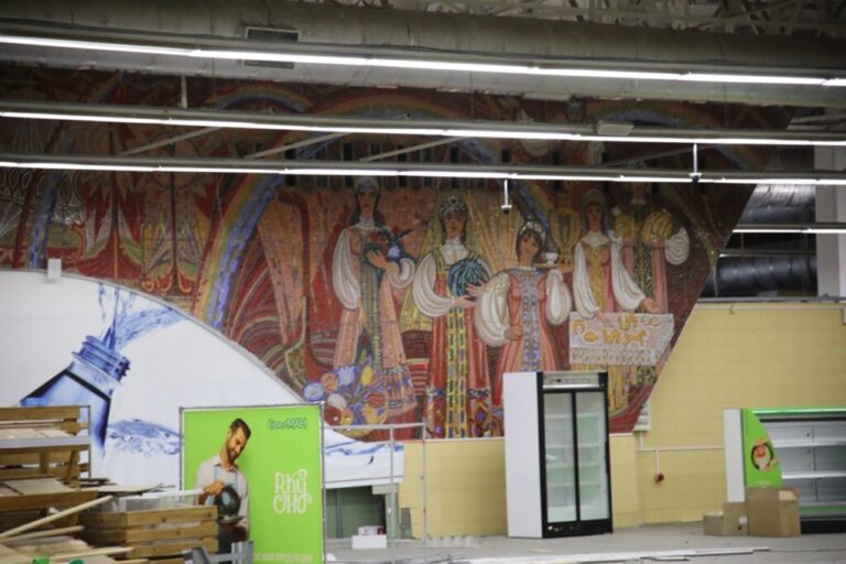 При демонтаже «СуперМана» в Волгограде открылись мозаичные панно невероятных масштабов