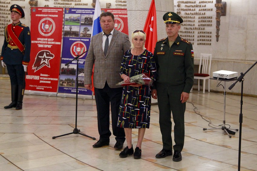 В Волгограде плачущим родителям передали ордена погибших на Украине сыновей