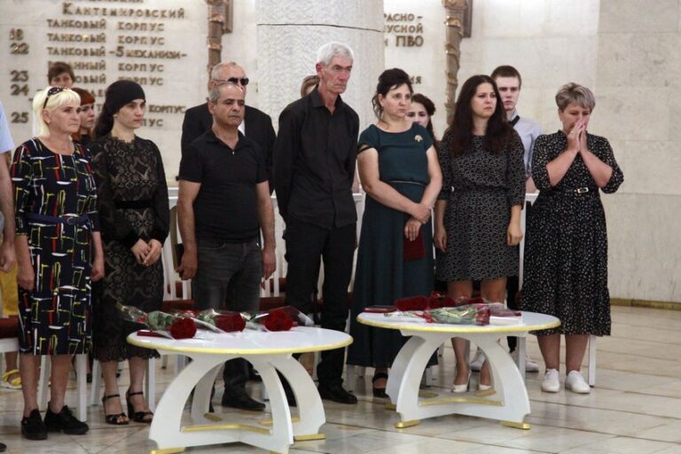В Волгограде плачущим родителям передали ордена погибших на Украине сыновей