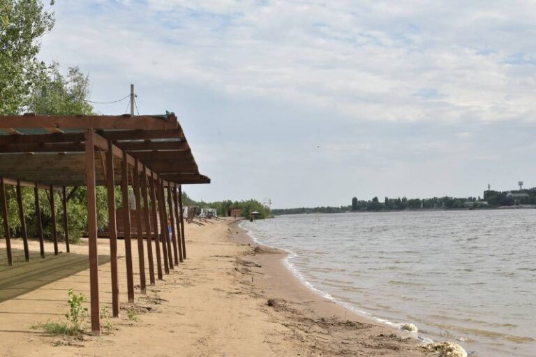 Открытие пляжей в Астрахани оказалось под угрозой срыва