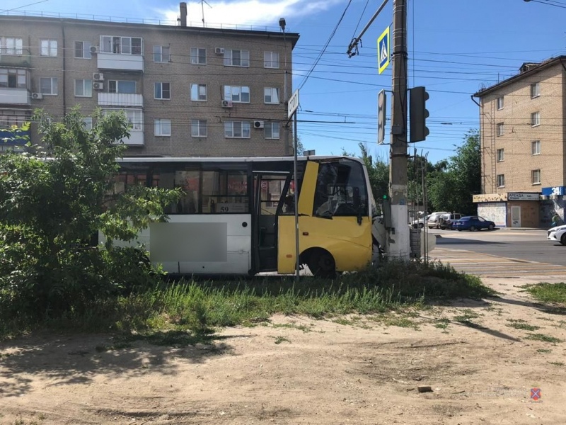 Есть пострадавшие: в Волгограде автобус протаранил световую опору